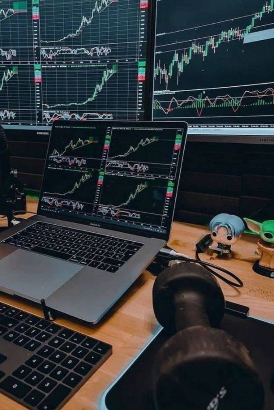 Trading-Setup mit mehreren Monitoren und Live-Charts